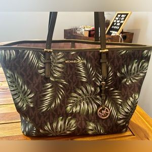 Michael Kors Large Tote bag. Michael kors emblem with green leaves.